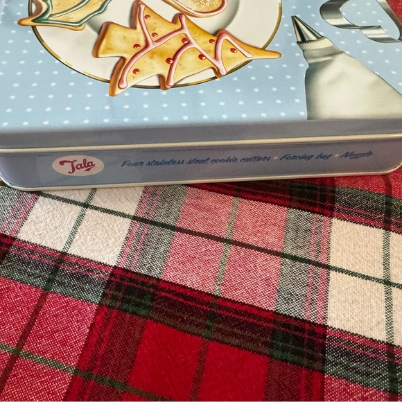 New Tala Retro Christmas Cookie Cutter Set with Icing Bag and Nozzle in Tin - Picture 3 of 6